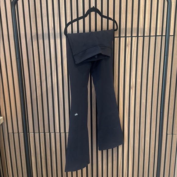 alo Airbrush High-Waist Flutter Legging - Picture 2 of 3